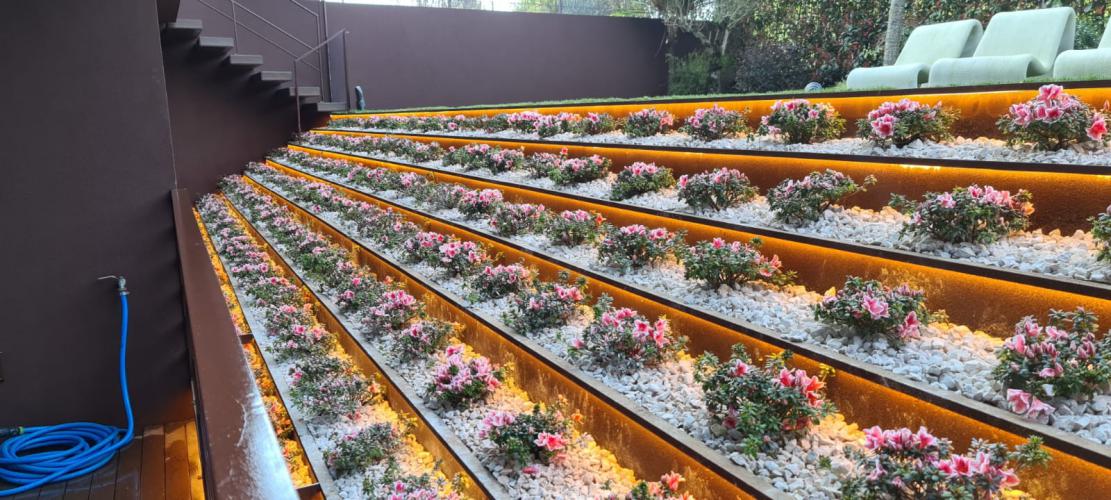 Reabilitação de jardim com relva sintética, degraus ajardinados com iluminação