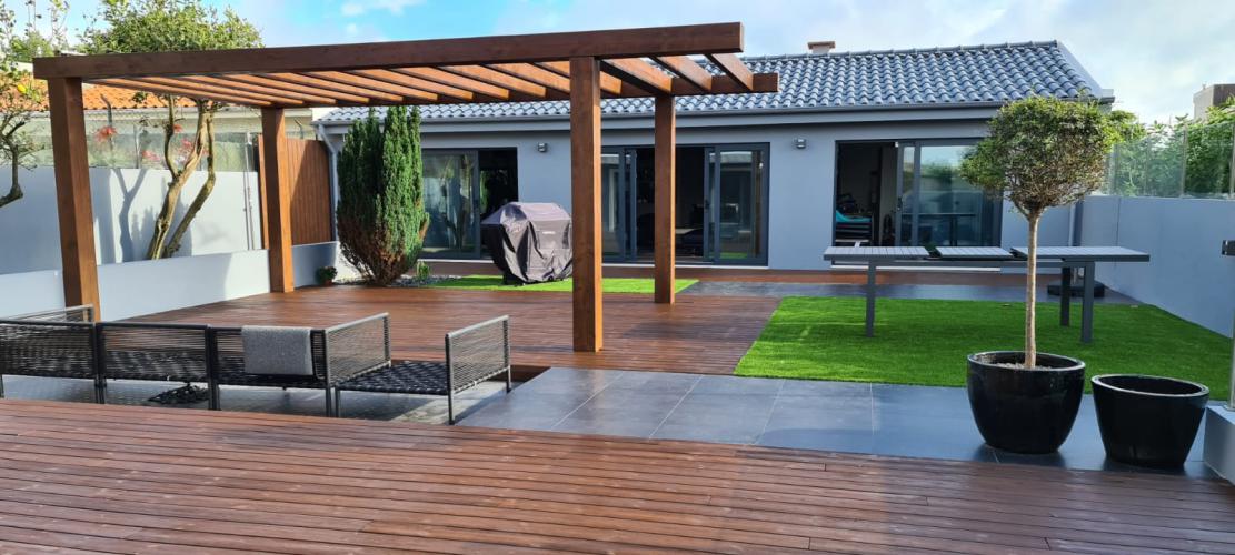 Reabilitação de área exterior, decks, pérgola e jardim sintético